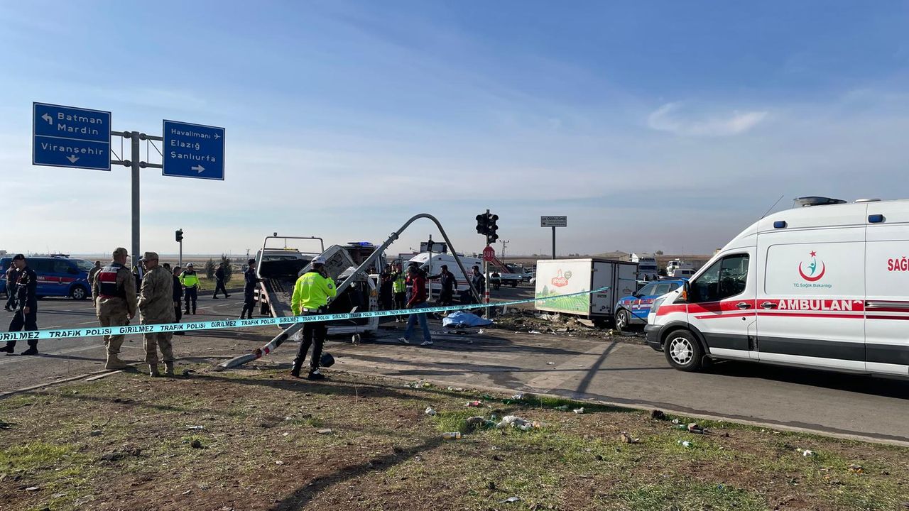 Diyarbakır'da ardışık bir trafik kazasında 2 ölü, 3 yaralı var.