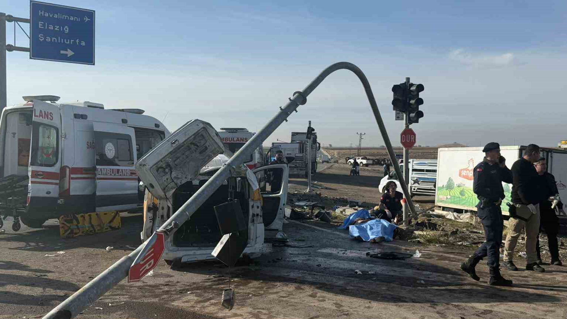 Diyarbakır'da iki zincirleme kaza sonucu 8 ölü, 14 yaralı.