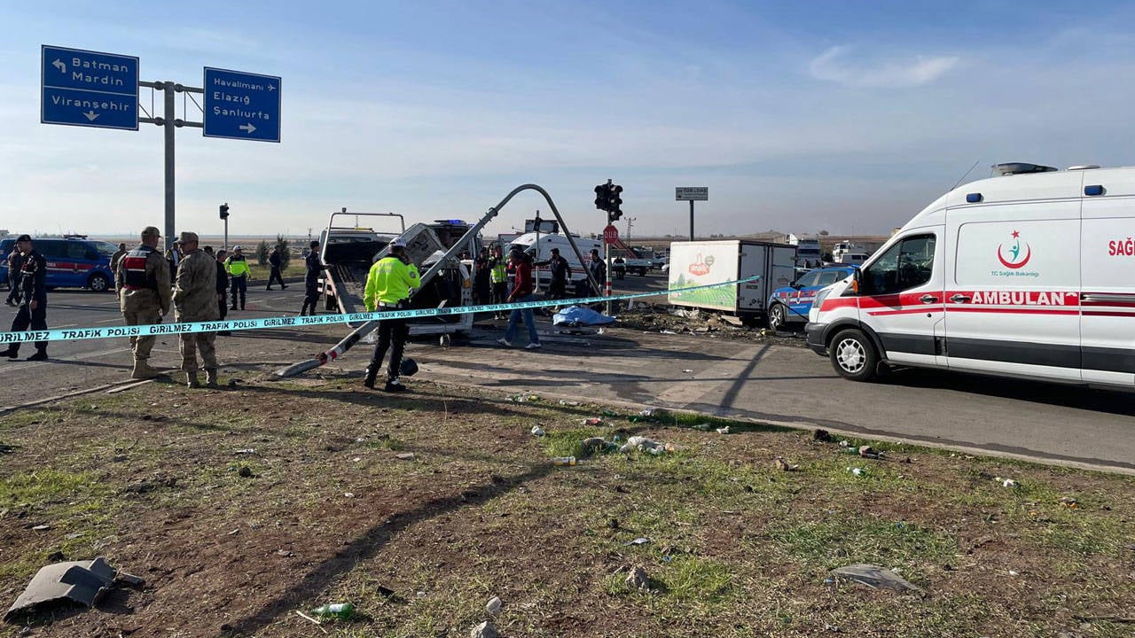 Diyarbakır'da zincirleme kaza: 2 ölü, 2 ağır 3 yaralı.