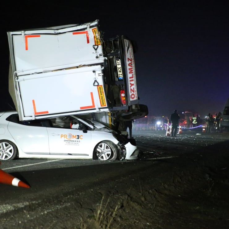 Diyarbakır'da zincirleme kaza sonucu üç kişi hayatını kaybetti, 14 kişi yaralandı.