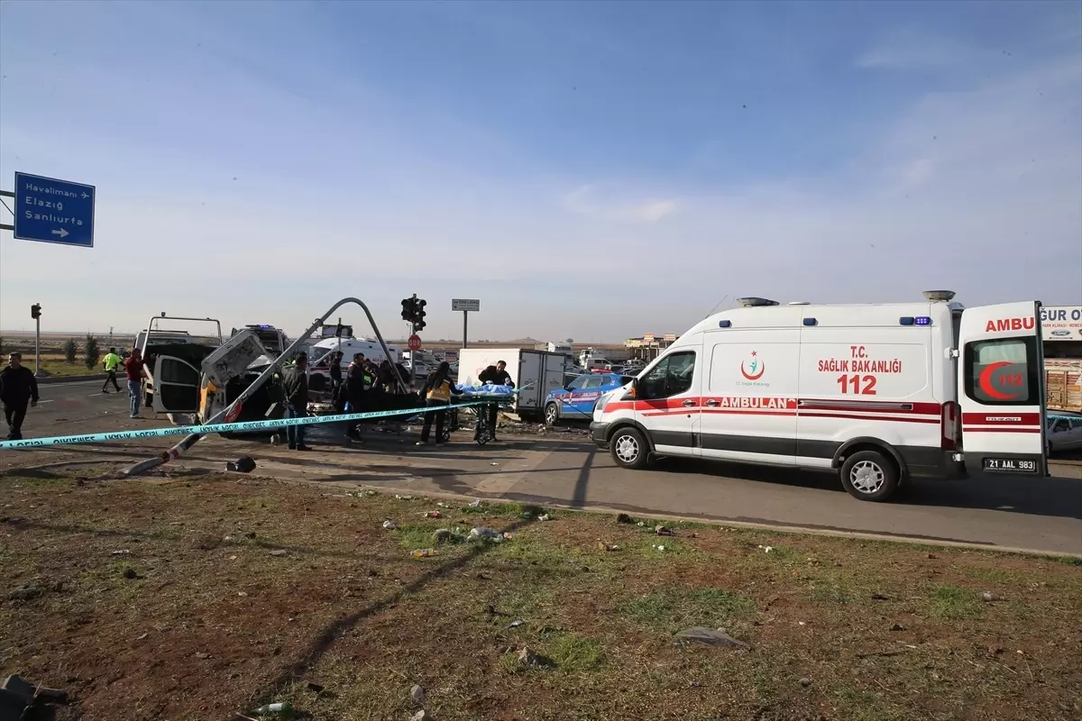 Diyarbakır'daki Kaza: 2 Kişi Hayatını Kaybetti, 3 Kişi Yaralandı