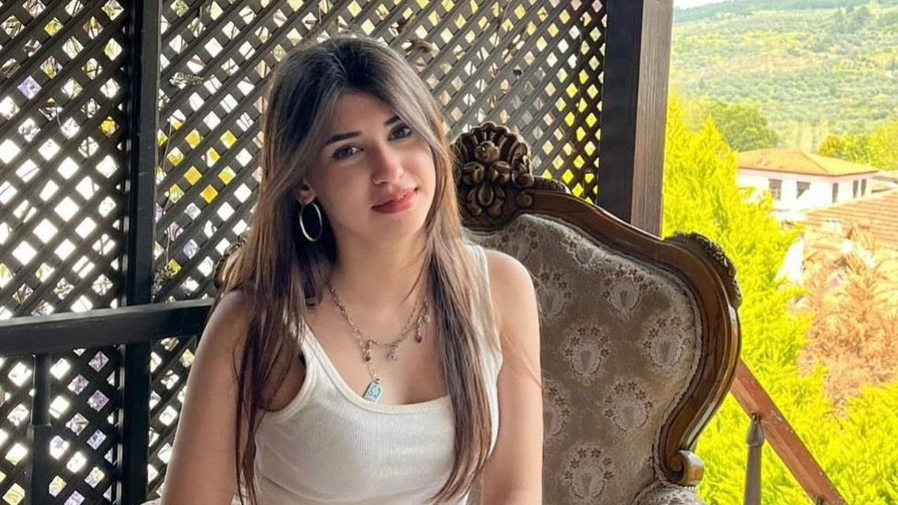Kız, devrilen araçtan fırlayarak hayatını kaybetti.