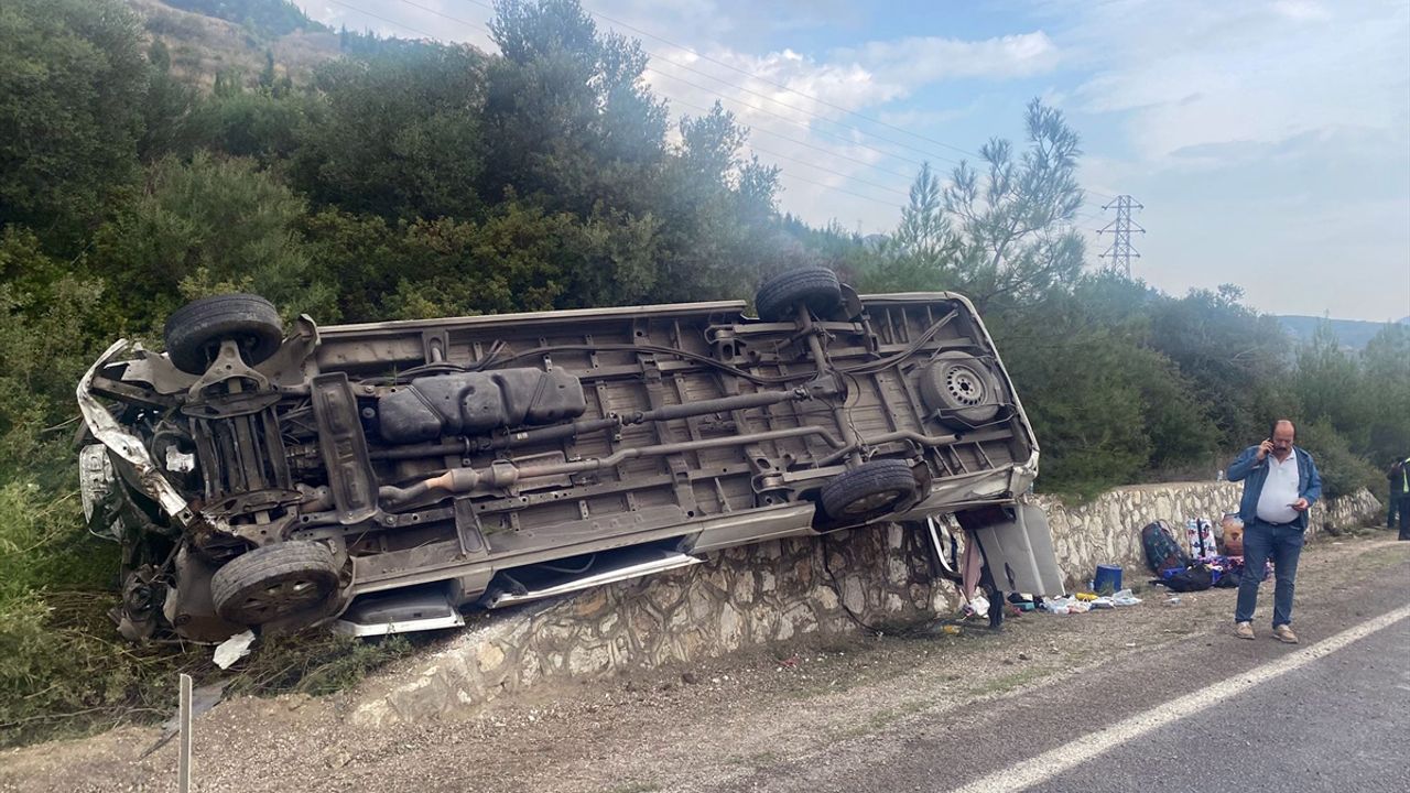 Menderes'te turist minibüsü kaza yaptı, 4 kişi yaralandı.