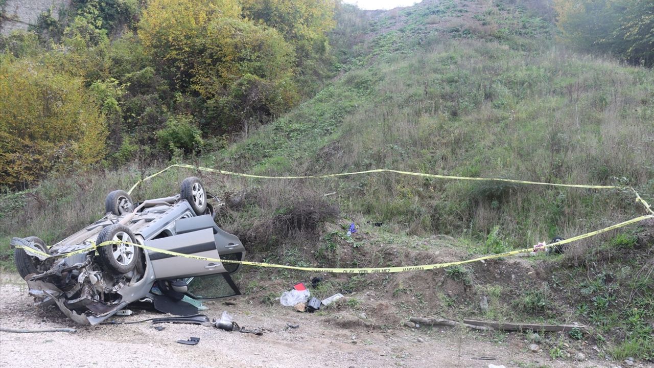 Sakarya'da bir aracın uçuruma yuvarlandığı trafik kazasında 1 kişi hayatını kaybetti, 3 kişi yaralandı.