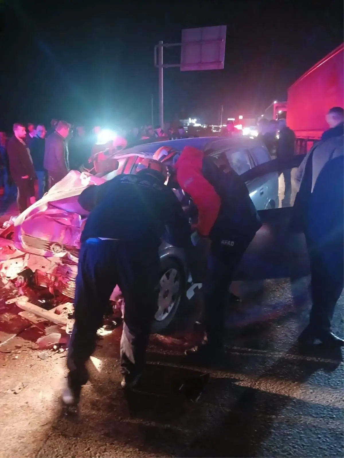 Sinanpaşa'da Kaza: 1 Kişi Hayatını Kaybetti, 3 Kişi Yaralandı