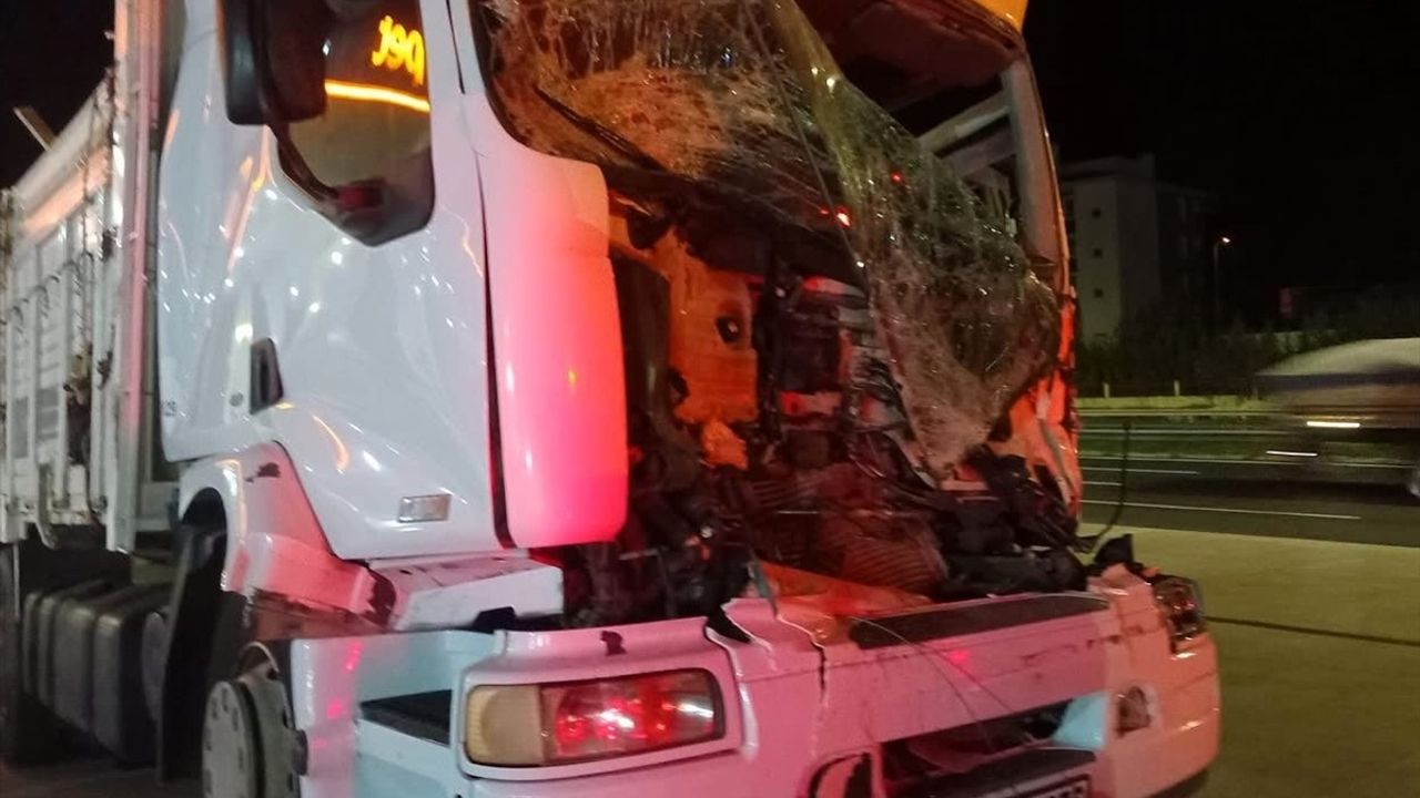 Trafik kazasında kamyon ile tır çarpıştı, 1 kişi hayatını kaybetti.