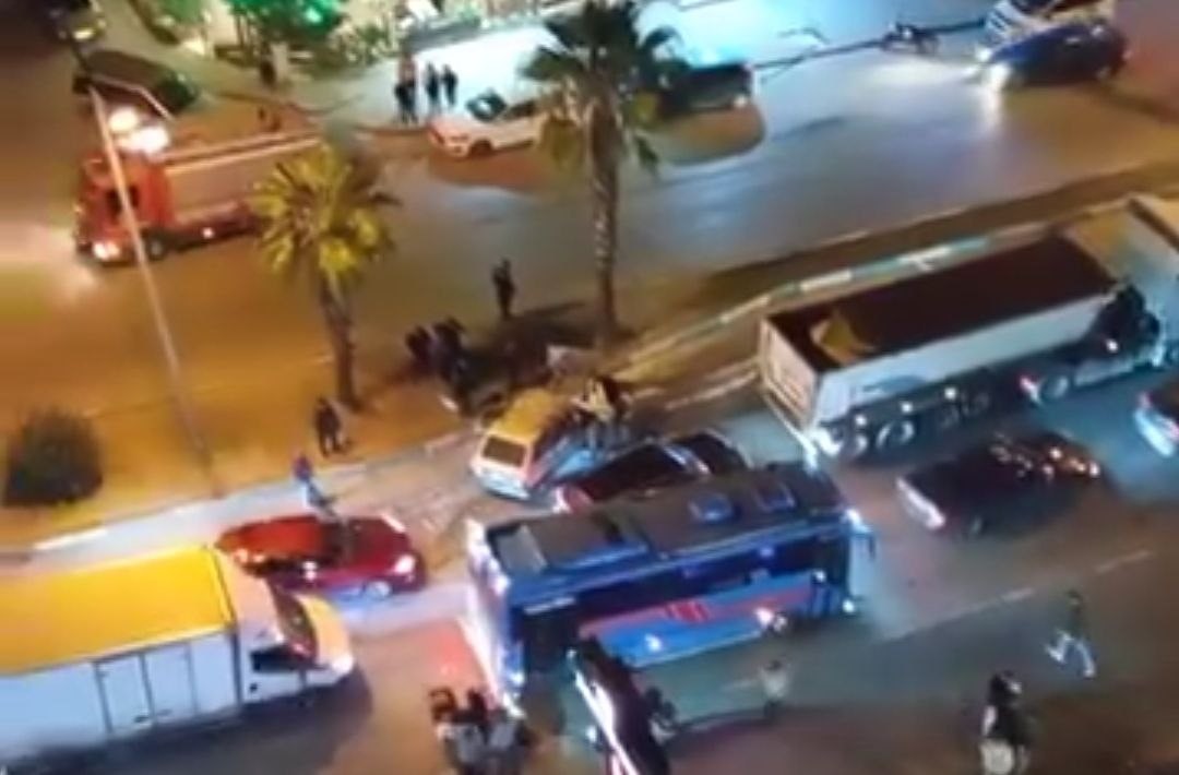 Adana'da araç TIR'a arkadan çarptı.