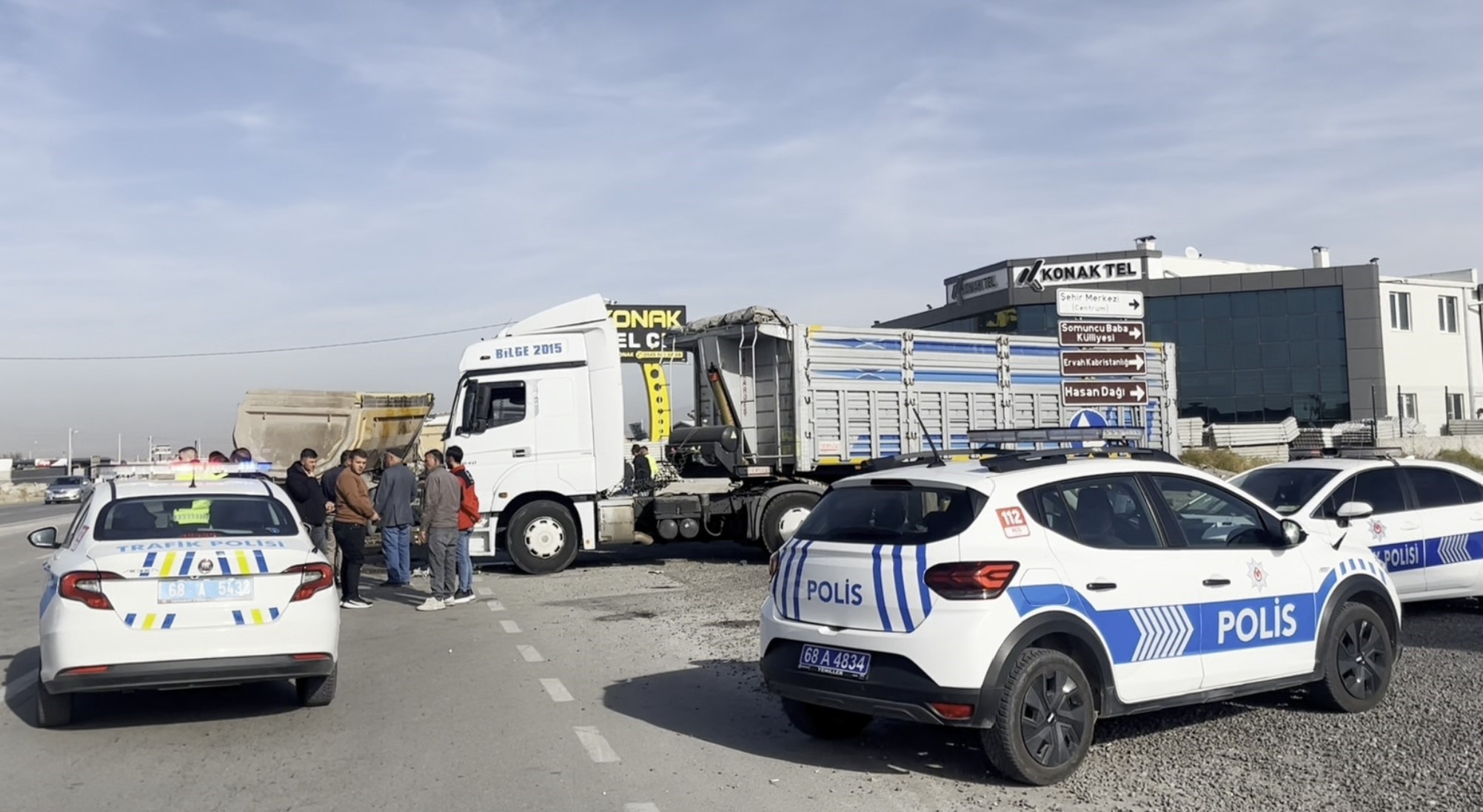 Aksaray'da kaza: 2 TIR çarpıştı.