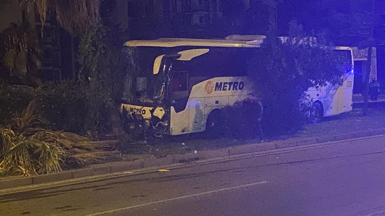 Antalya'da otobüs kaza yaptı, 3 kişi yaralandı.