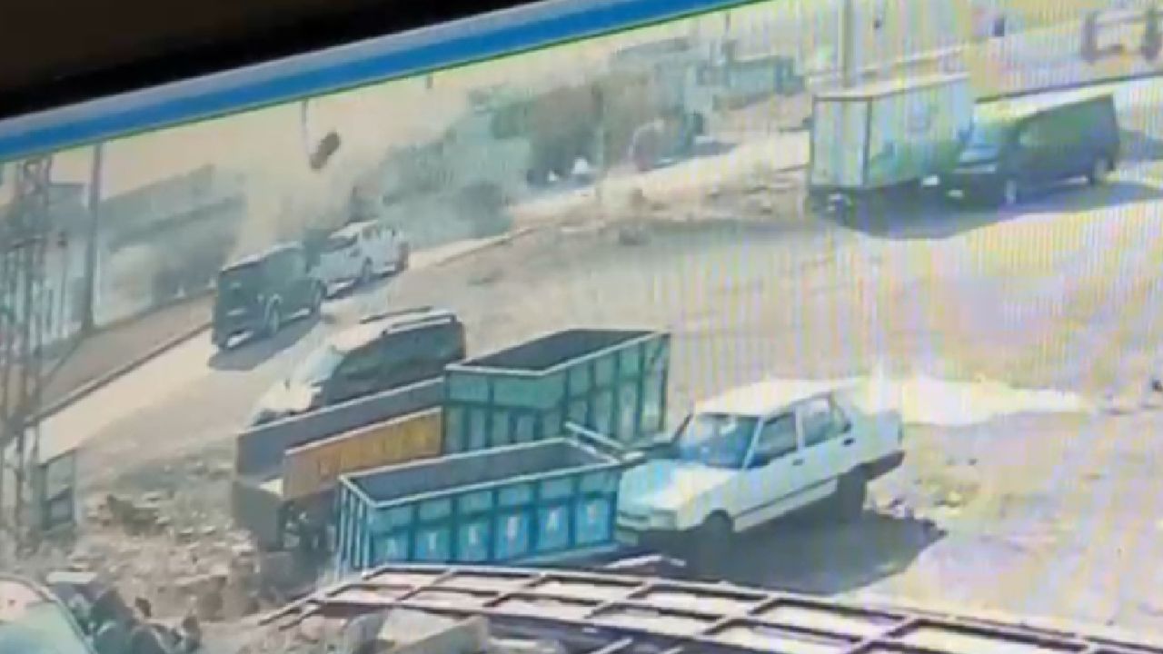 Diyarbakır'da 4 kişinin hayatını kaybettiği trafik kazası görüntülendi.