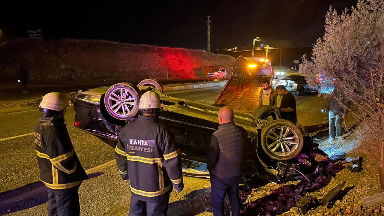 Kahta'da iki araç kaza yaptı, 2 kişi yaralandı.