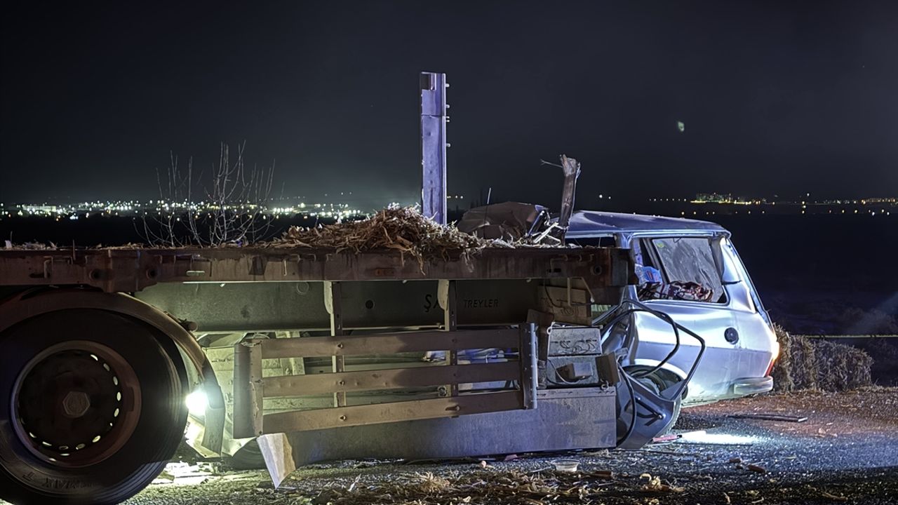 Karaman'da araç tıra arkadan çarptı, 2 kişi hayatını kaybetti.
