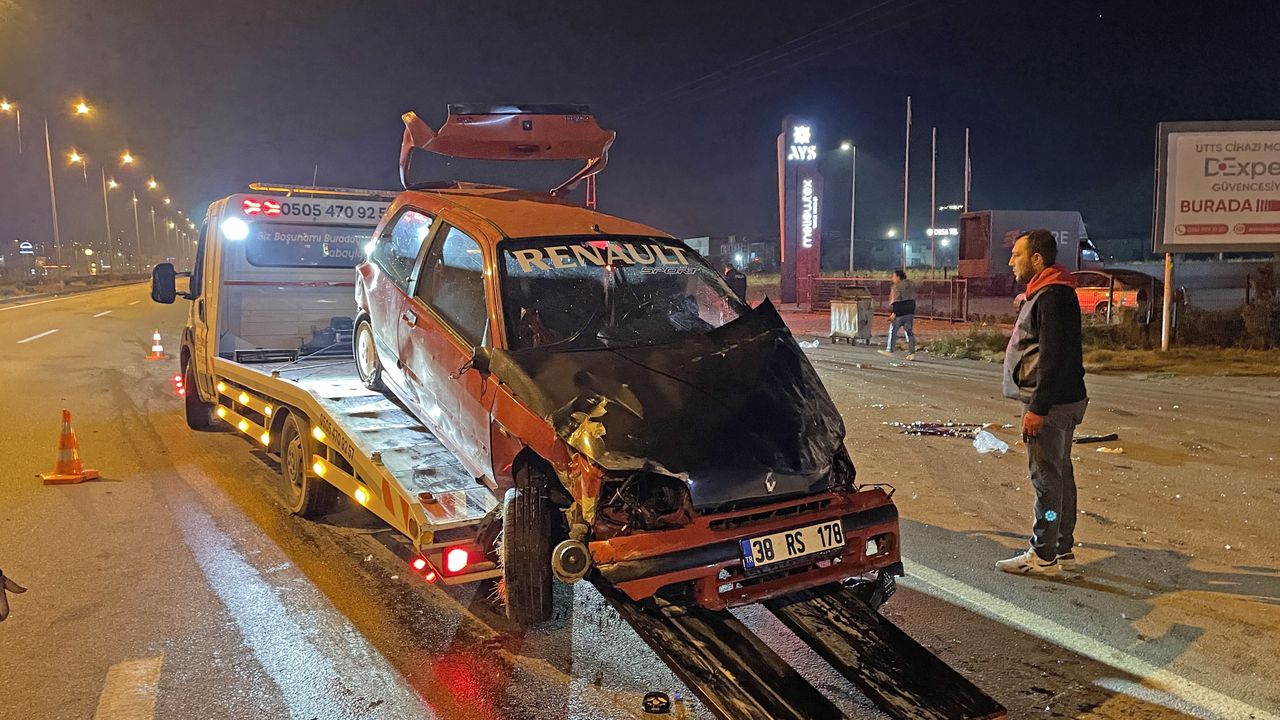 Kayseri'de meydana gelen trafik kazasında aracın devrilmesi sonucu 1 kişi hayatını kaybetti, 2 kişi de yaralandı.