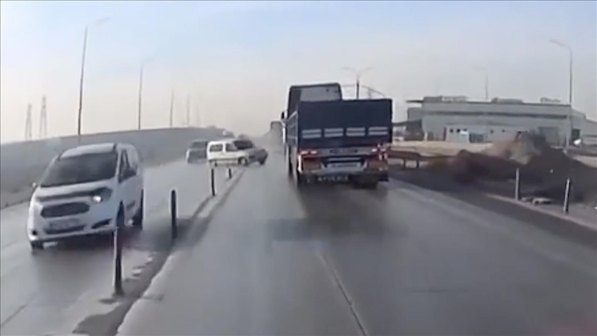 Konya'da ticari araçla tırın çarpıştığı kaza sonucu 6 kişi yaralandı.