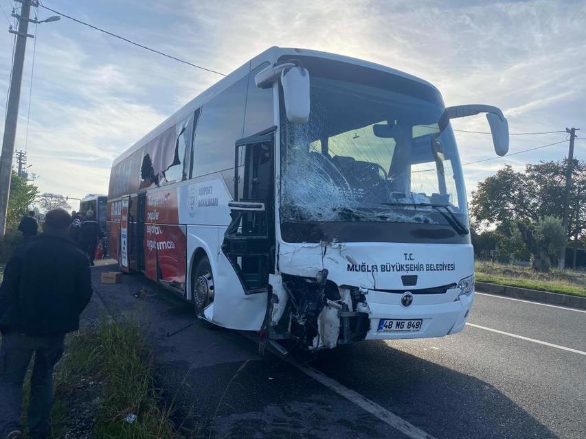 Otobüs ve minübüs kaza yaptı: 2 kişi yaralandı.