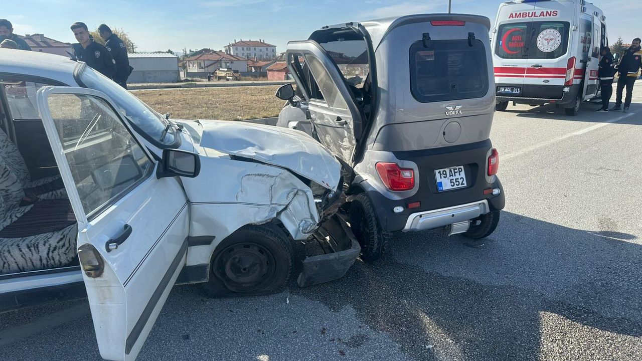 Alaca'da elektrikli araba ile çarpışan aracın neden olduğu kazada 3 kişi yaralandı.