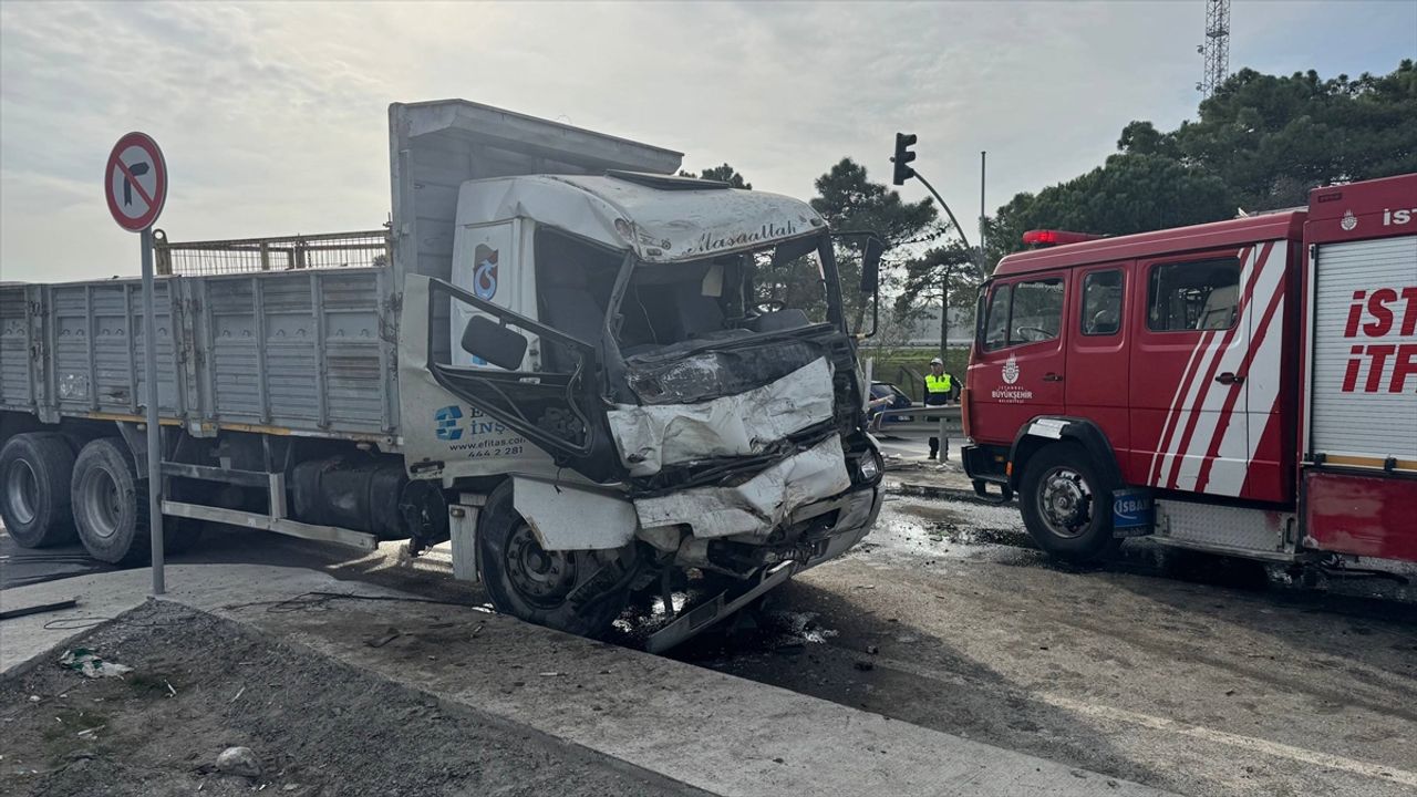 Arnavutköy'de iki kamyonun karıştığı kaza sonucu şoförler yaralandı.