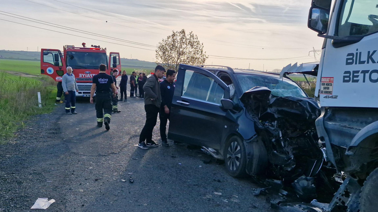 Beton mikseri ile minibüs kaza yaptı: Sürücü yaşamını yitirdi.