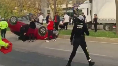 Bursa'da kaza: Sürücü takla atan araçta mahsur kaldı
