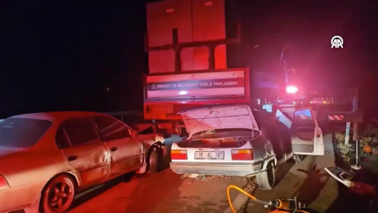 Çorum'da arabaların çarpıştığı trafik kazasında 1 kişi hayatını kaybetti, 1 kişi yaralandı.