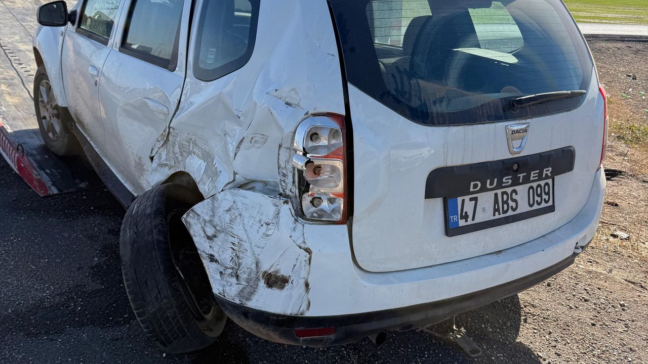 Mardin'de 3 aracın karıştığı kaza sonucu bir TIR alev aldı.