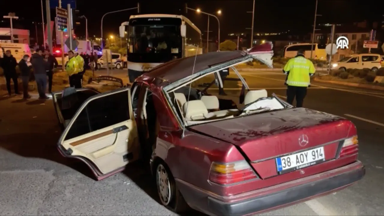 Nevşehir'de trafik kazasında 2 ölü, 2 ağır 3 yaralı var.