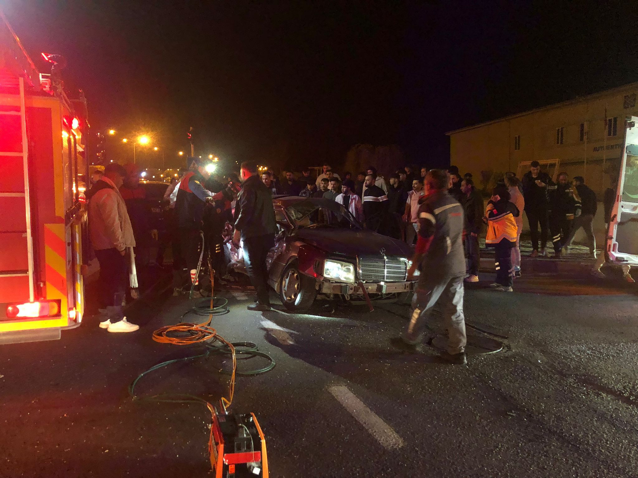 Nevşehir'de tur otobüsü ile araç çarpıştı: 2 kişi hayatını kaybetti.