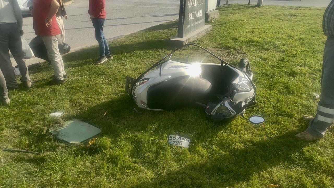 Samsun'da motosiklet ile aracın çarpıştığı kaza sonucu 2 kişi ağır yaralandı.