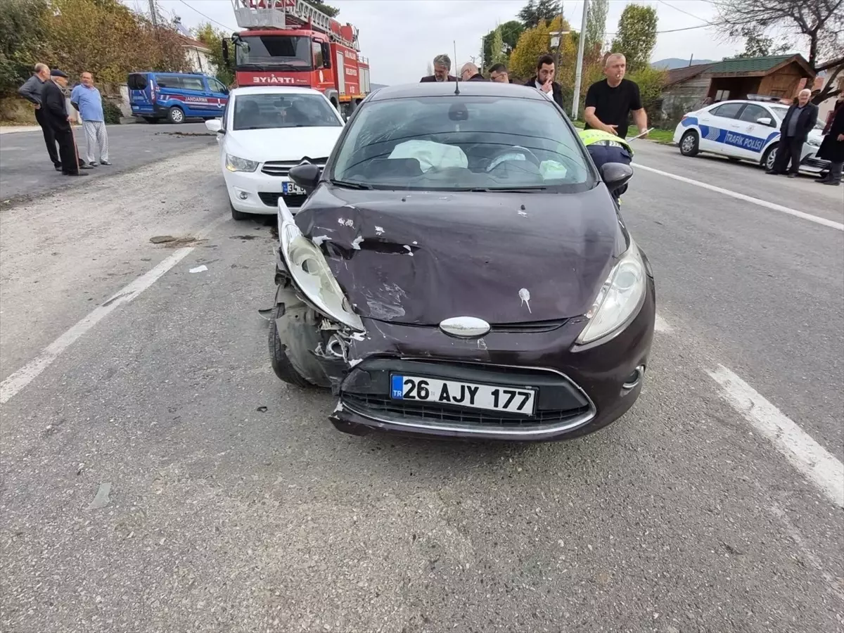 5 kişinin yaralandığı bir trafik kazası Bilecik'te meydana geldi. 