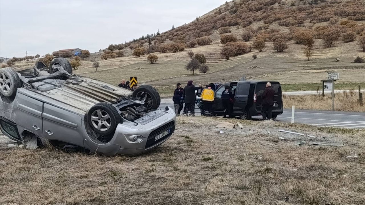 Afyon'da iki ticari araç kaza yaptı, 7 kişi yaralandı.