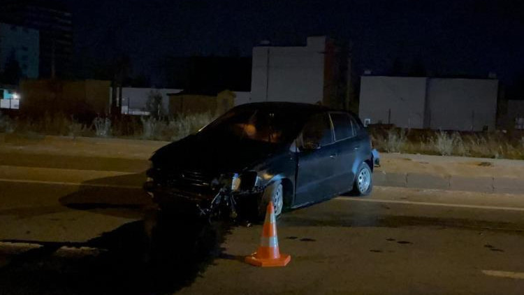 Araç uzun mesafe sürüklendikten sonra devrildi, ama yara almadan kurtuldular.