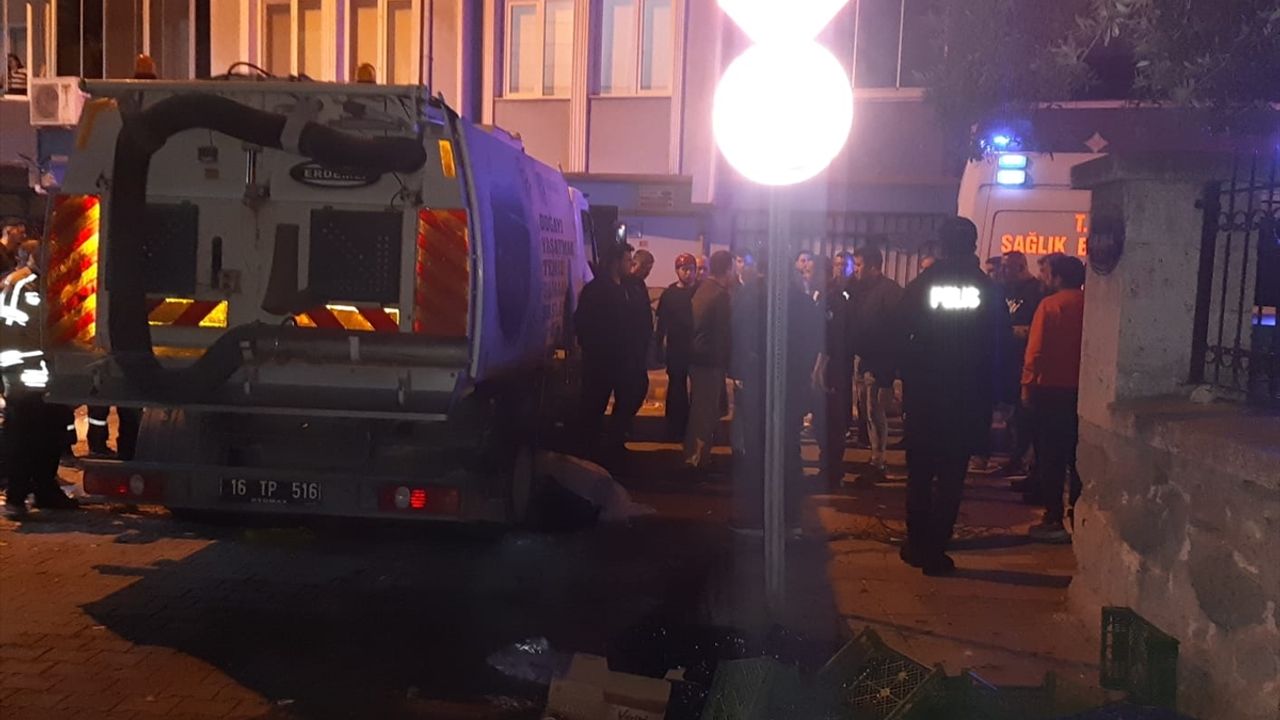 Bursa'da çöp kamyonu, yayaya çarptı: 1 kişi hayatını kaybetti.