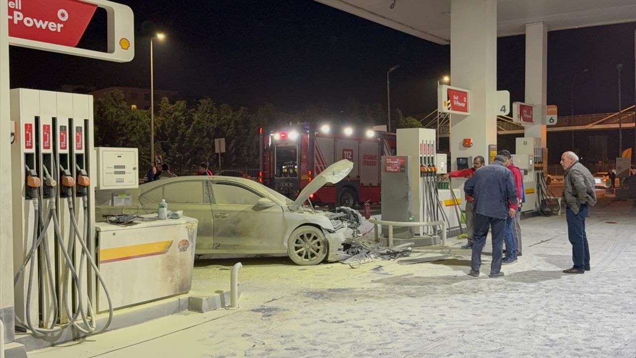 Çekmeköy'deki trafik kazasının ardından çıkan yangın kontrol altına alındı.