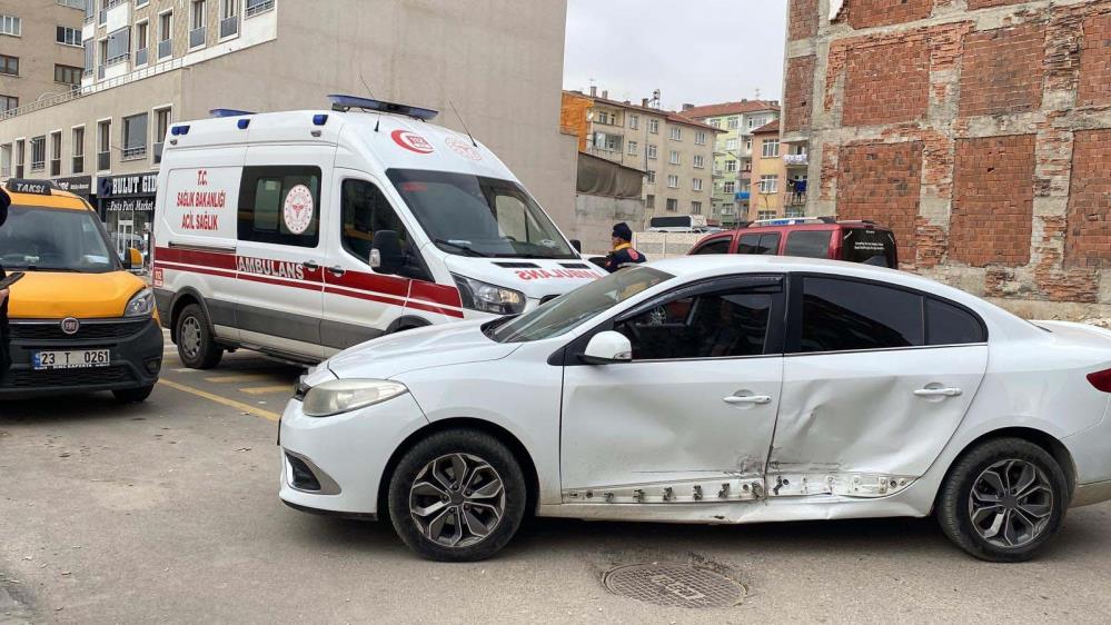 Elazığ'da kaza: 2 araç çarpıştı, 1 kişi yaralandı.