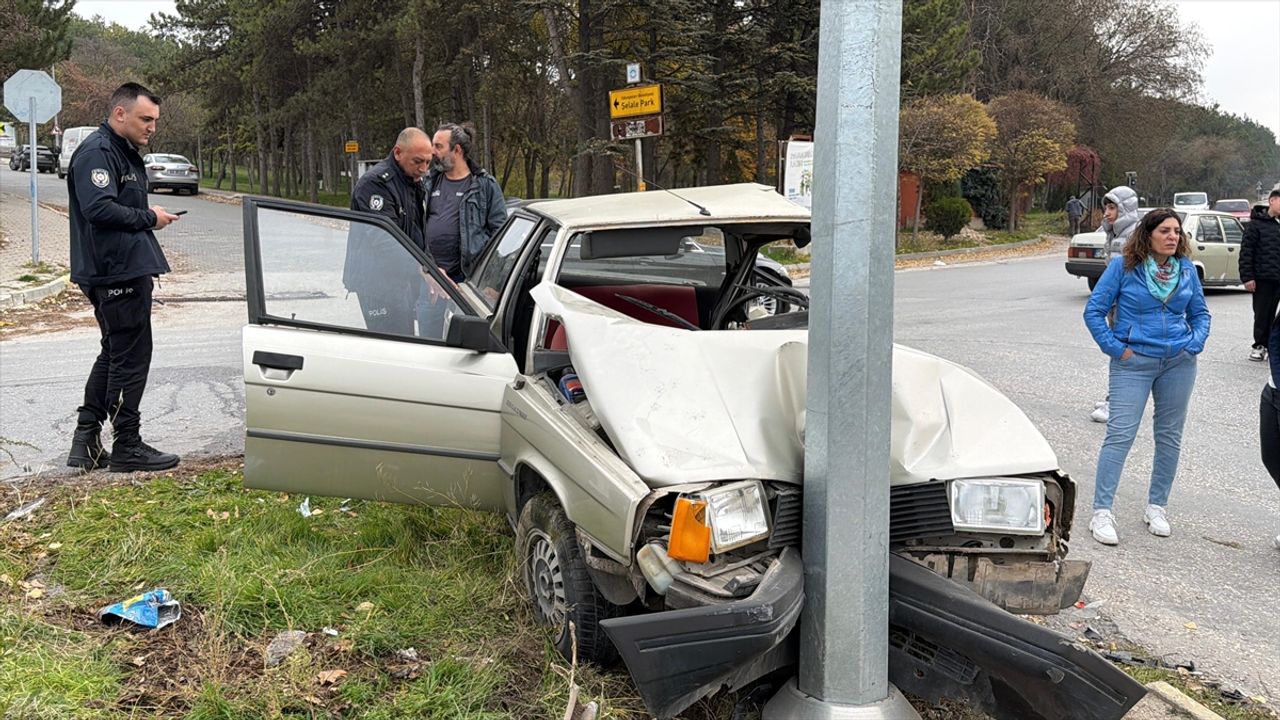 Eskişehir Odunpazarı'nda iki araç çarpıştı, 2 kişi yaralandı.