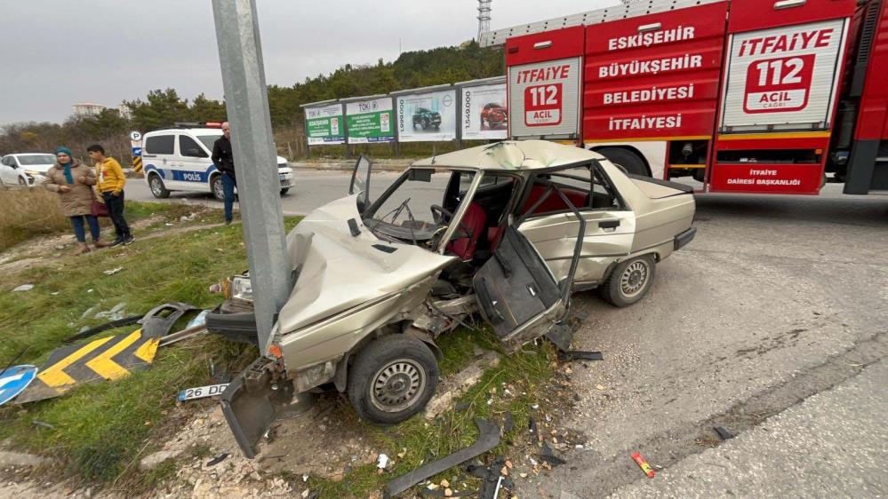 Eskişehir'de iki araç kaza yaptı, iki kişi ağır şekilde yaralandı.