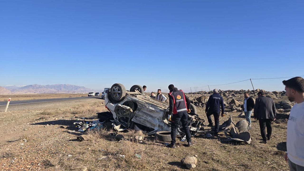 İdil, Şırnak'ta hafif ticari araçla araba çarpıştı, 7 kişi yaralandı.
