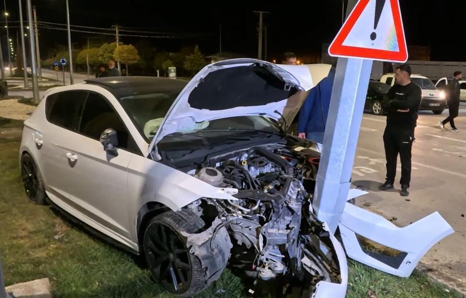 Kazı nedeniyle kapanan yol kaza bölgesine dönüştü.
