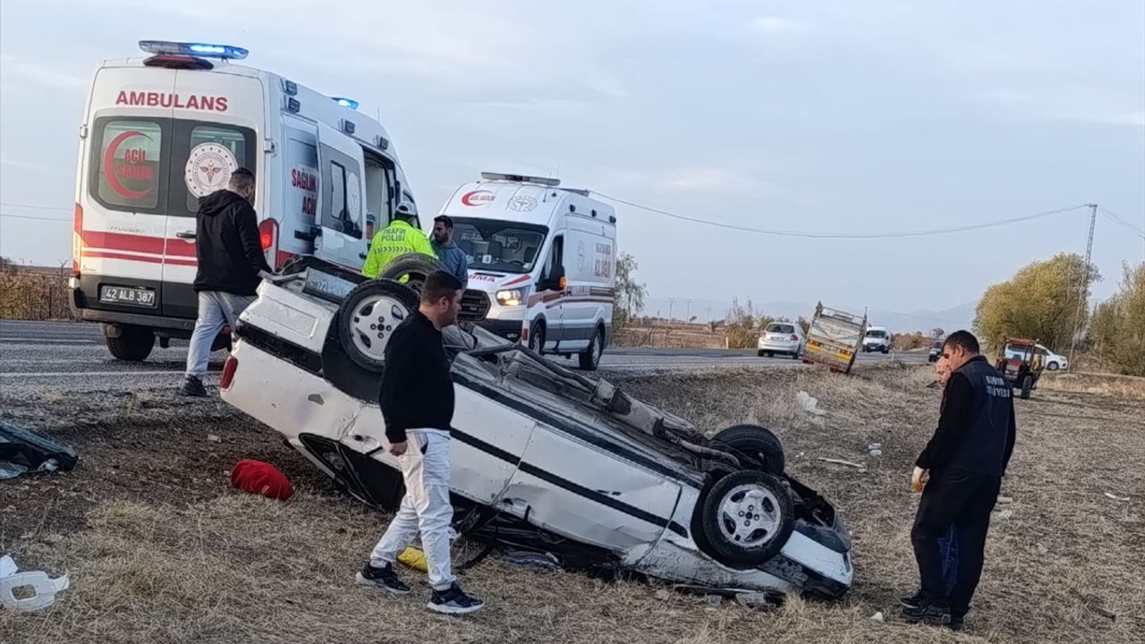Konya'da araç şarampole devrildi, 1'i ağır 5 kişi yaralı.