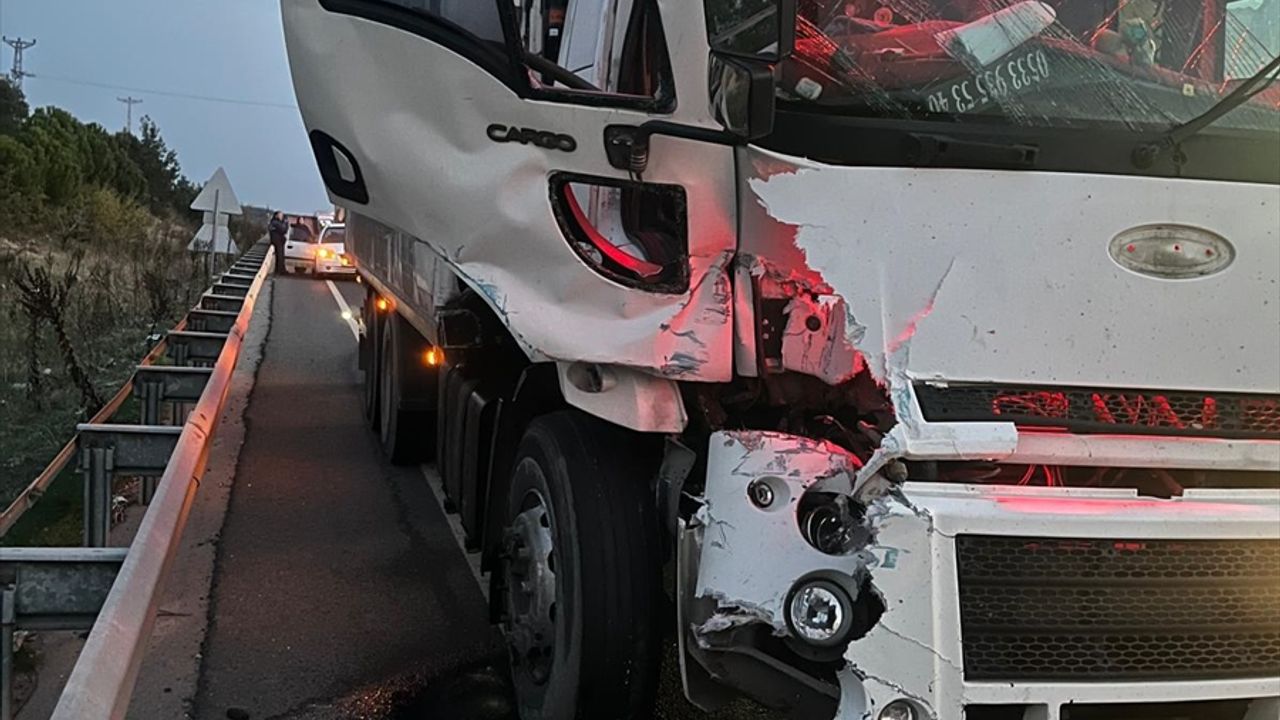 Manisa'da kamyon ile traktörün çarpıştığı trafik kazasında 2 kişi hayatını kaybetti, 5 kişi yaralandı.