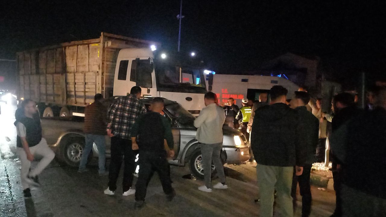 Manisa'da kamyonla pikap çarpıştı, 4 kişi yaralandı.