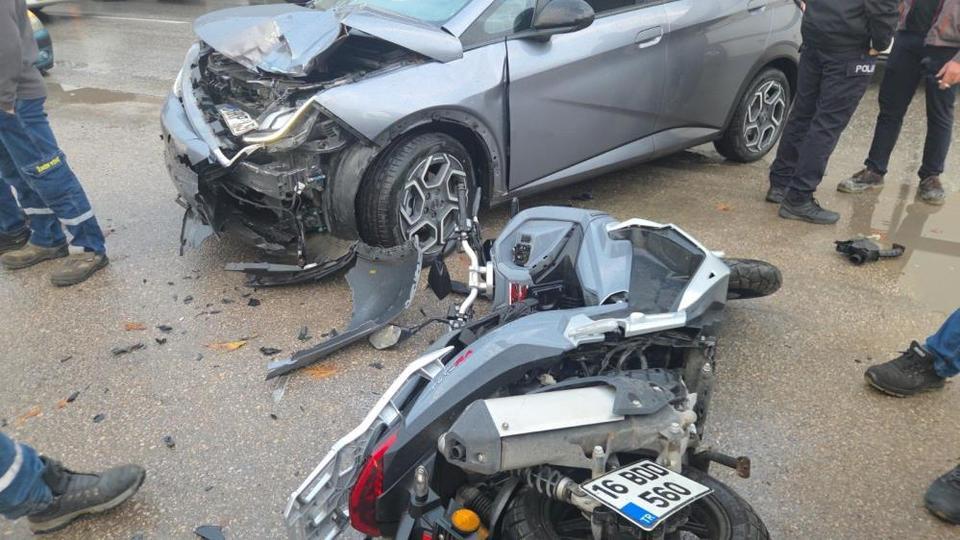2 kişi yaralı durumda: Motosiklet kaza yaptı.