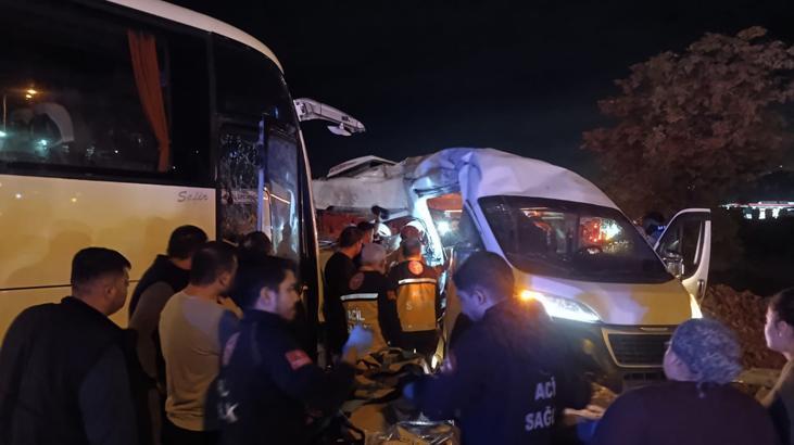 2 servis aracı kaza yaptı: 13 kişi yaralandı.