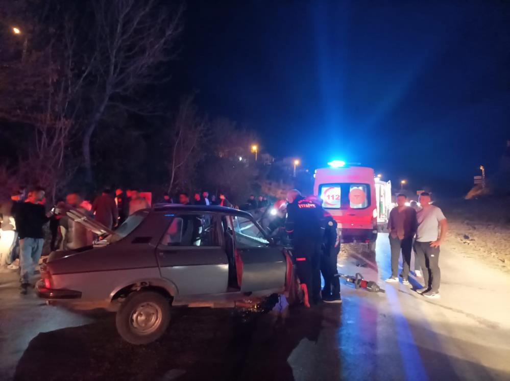 Adana'da iki araç çarpıştı, yedi kişi yaralandı.