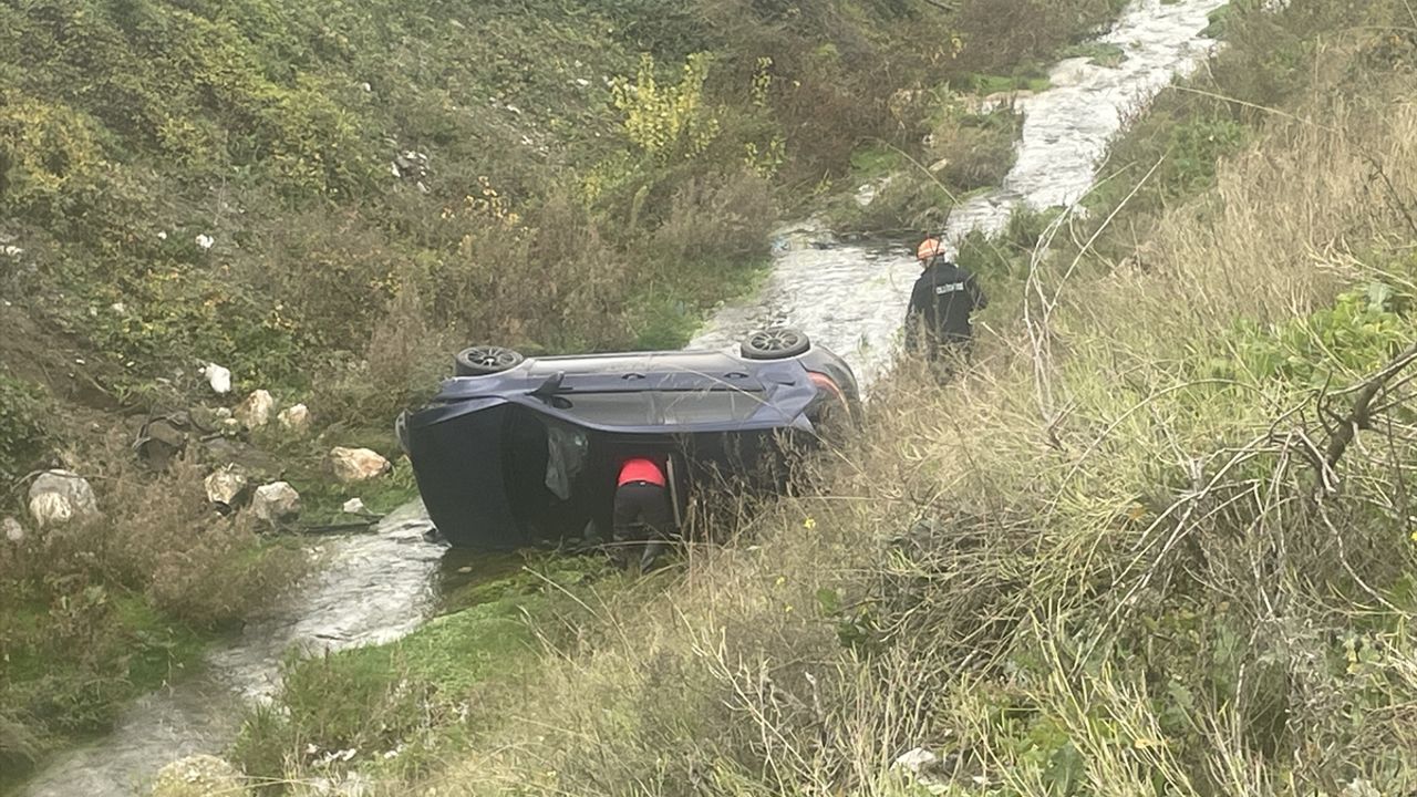 Bolu'da araç dereye devrildi, 2 kişi yaralandı.