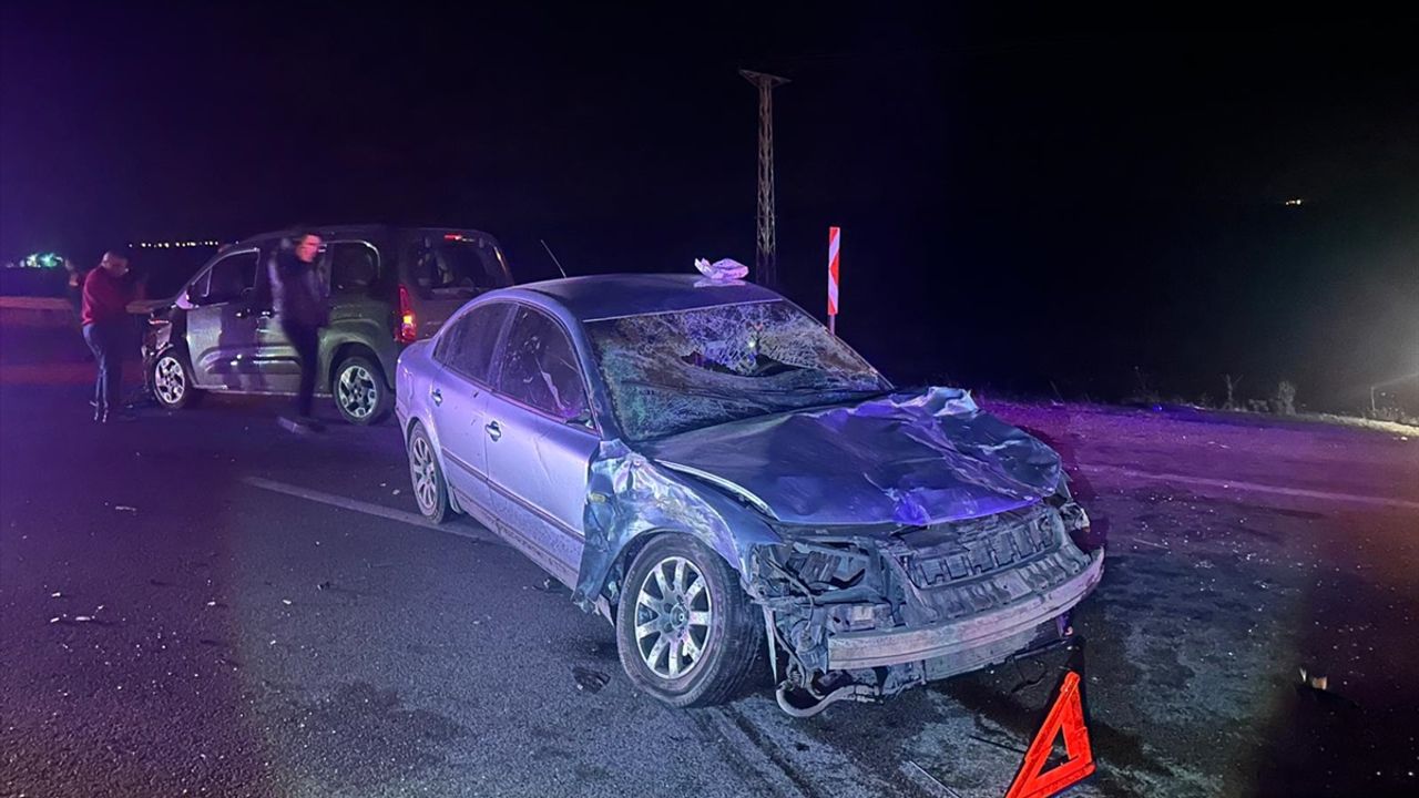 Çorum'da iki aracın büyükbaş hayvana çarptığı kazada 3 kişi yaralandı.