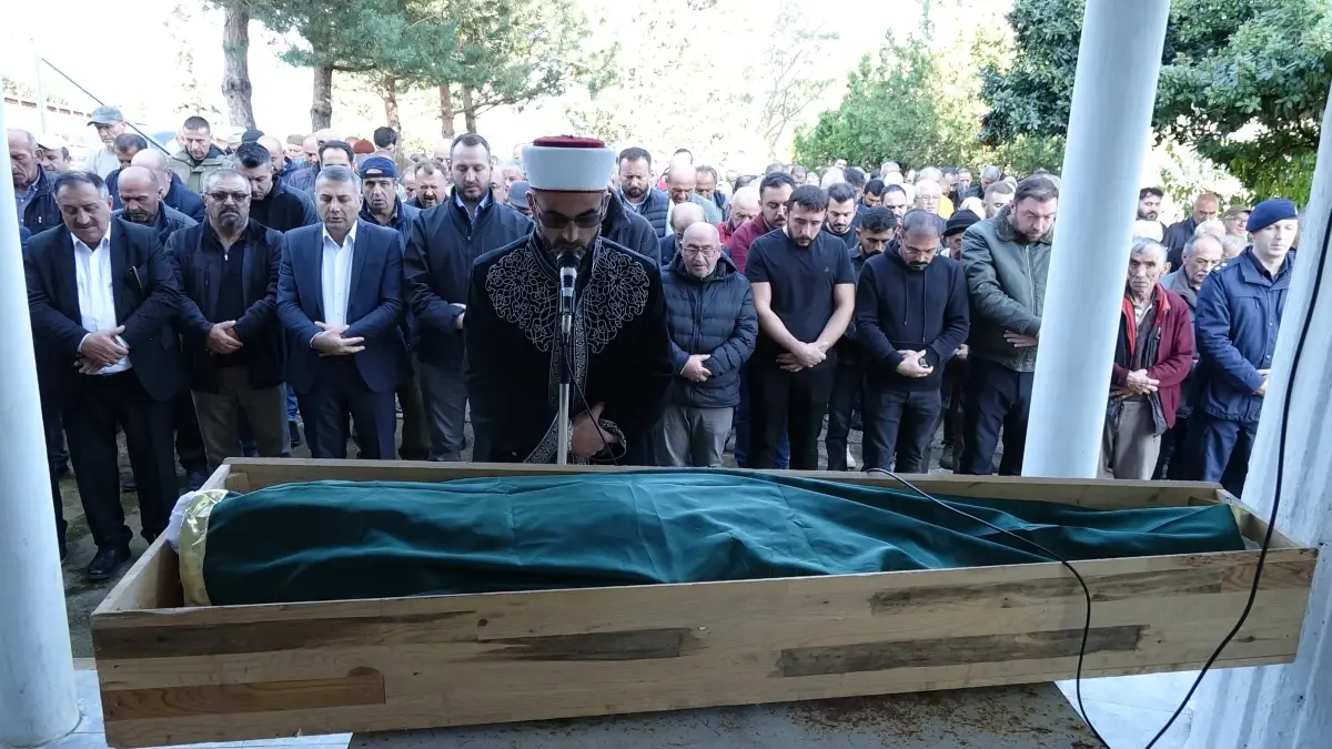Emekli bir öğretmen trafik kazasında vefat etti.