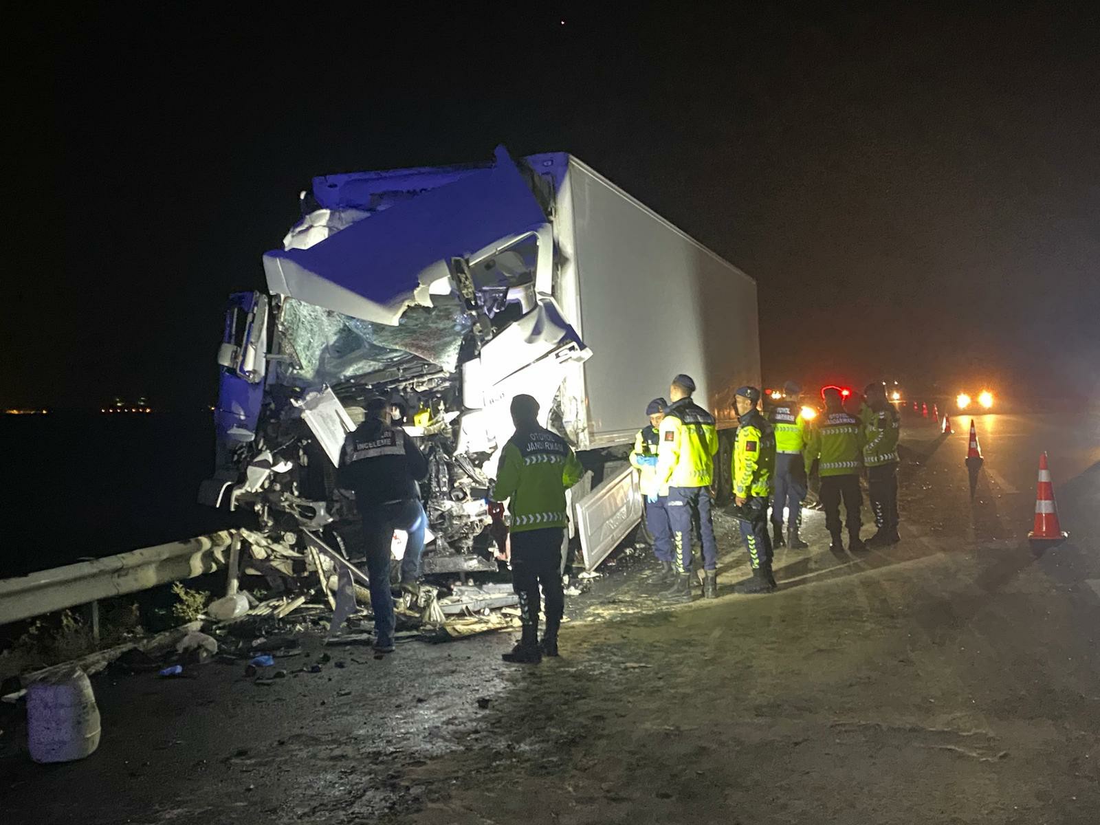 Emniyet şeridinde ciddi bir kaza: 15 kişi yaralandı.