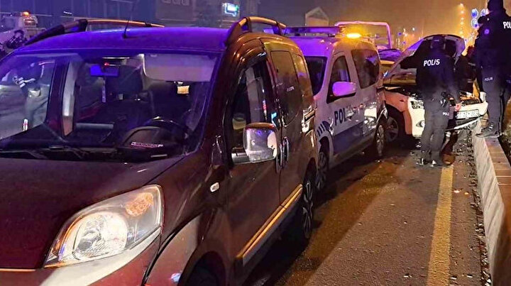 Erzurum'da 4 aracın karıştığı zincirleme kaza sonucu 6 kişi yaralandı.