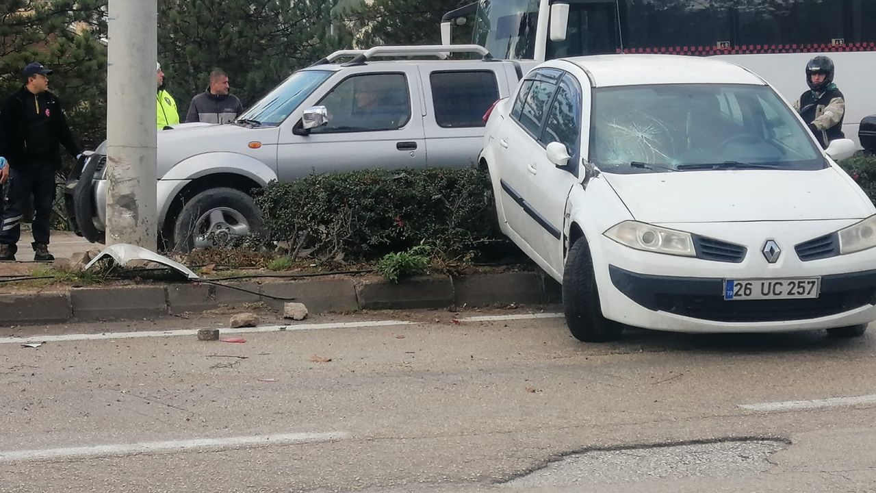 Eskişehir'de yayalara çarpan iki araçta 2 kişi hayatını kaybetti.